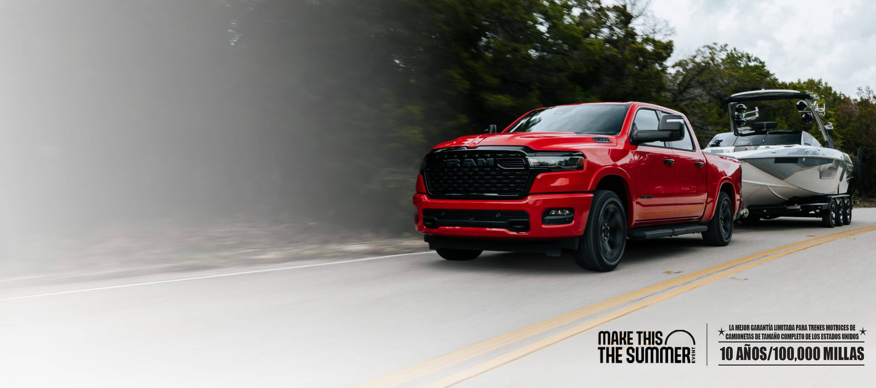 Una Ram 1500 Big Horn 4x4 Crew Cab 2026 roja andando por una carretera remolcando un bote a motor. Garantía limitada de 10 años/100,000 millas. Que este verano sea inolvidable.