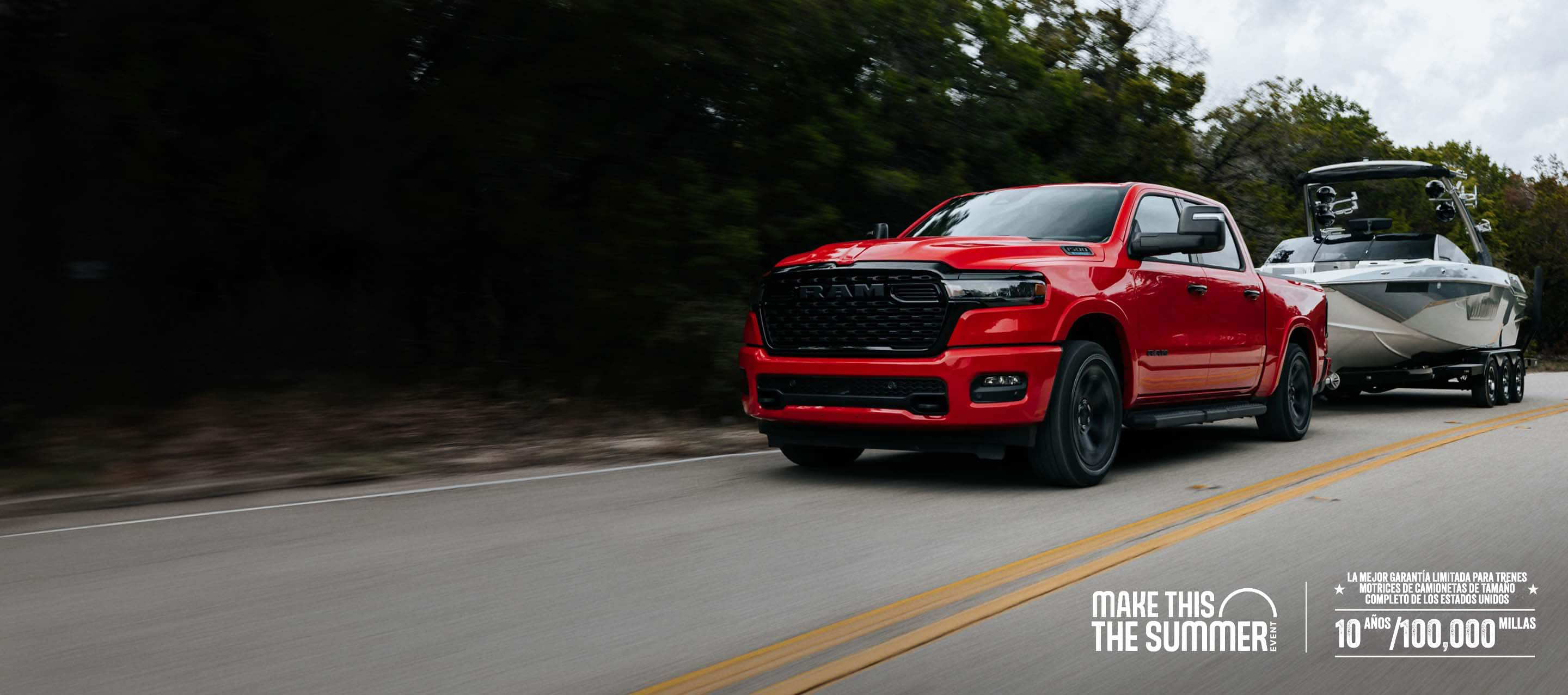 Una Ram 1500 Big Horn 4x4 Crew Cab 2026 roja andando por una carretera remolcando un bote a motor. Garantía limitada de 10 años/100,000 millas. Que este verano sea inolvidable.