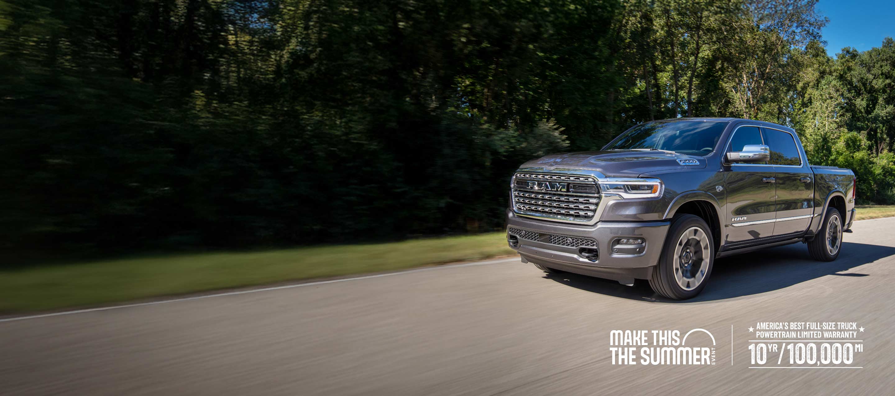 Una Ram 1500 Limited 4x4 Crew Cab 2026 gris circulando por un camino campestre. Make this the summer Event.