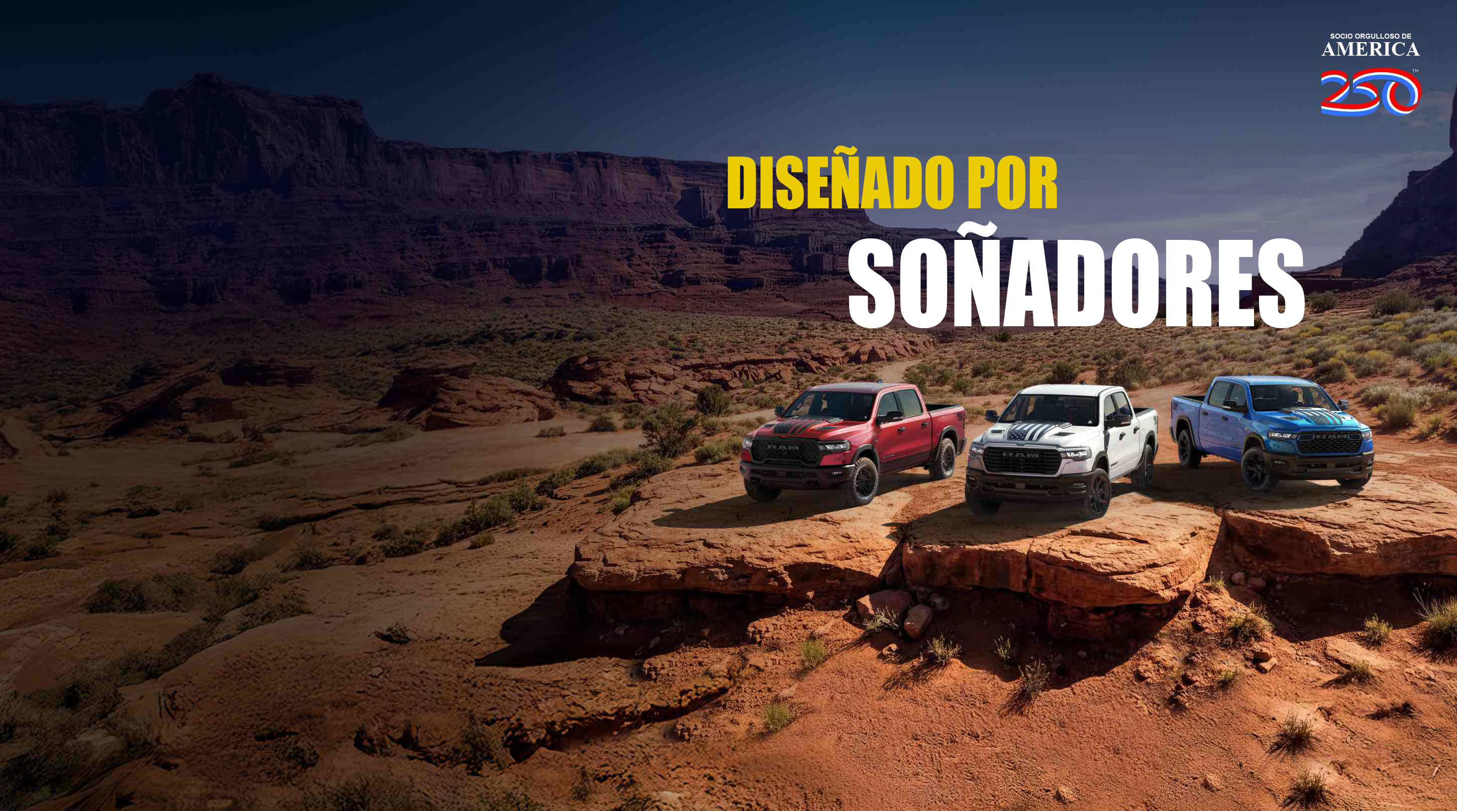 Tres camionetas Ram 2026 estacionadas una al lado de la otra en una saliente rocosa en el desierto. De izquierda a derecha; una Ram 1500 Rebel 4x4 Crew Cab roja, una Ram 1500 Laramie 4x4 Crew Cab blanca y una Ram 1500 Big Horn 4x4 Crew Cab azul. Socio orgulloso de America 250. Diseñado por soñadores.