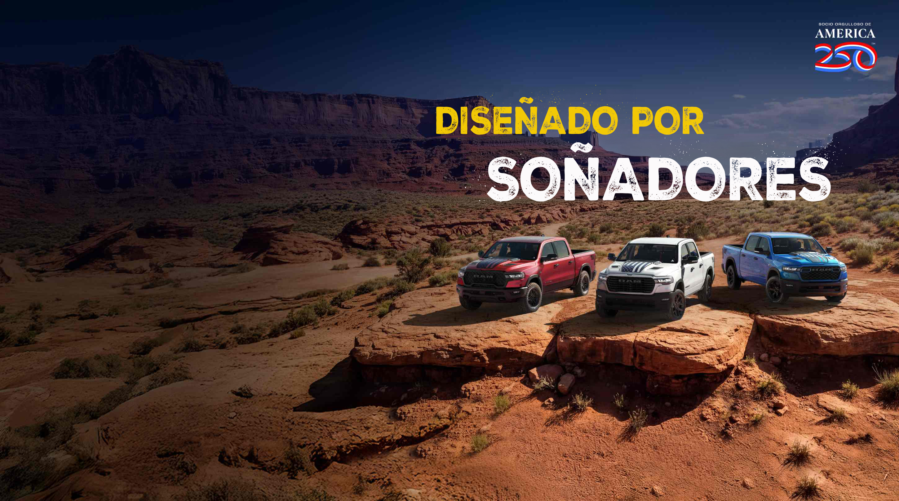 Tres camionetas Ram 2026 estacionadas una al lado de la otra en una saliente rocosa en el desierto. De izquierda a derecha; una Ram 1500 Rebel 4x4 Crew Cab roja, una Ram 1500 Laramie 4x4 Crew Cab blanca y una Ram 1500 Big Horn 4x4 Crew Cab azul. Socio orgulloso de America 250. Diseñado por soñadores.