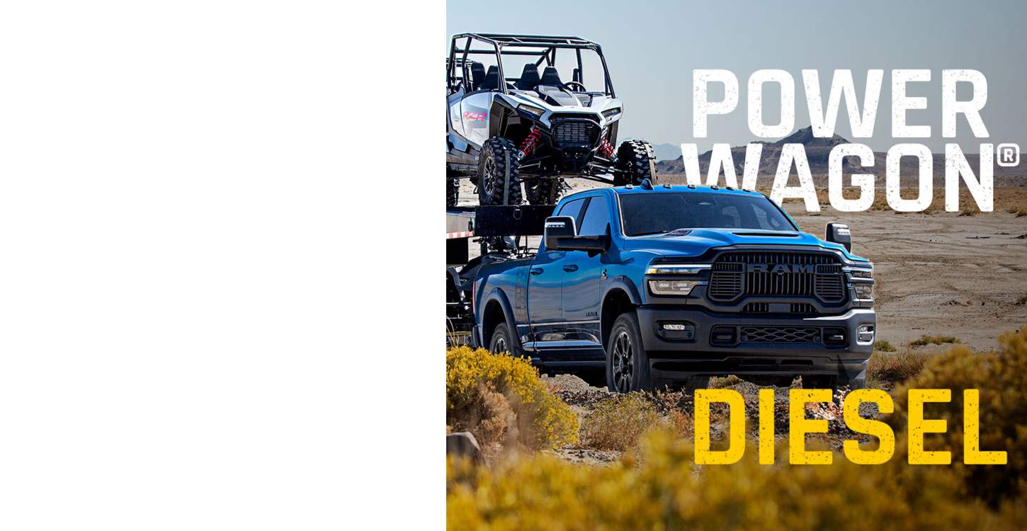 Toma de una Ram 2500 Power Wagon 2026 azul subiendo un camino todoterreno difícil mientras remolca dos ATV apilados. Power Wagon. Diésel.