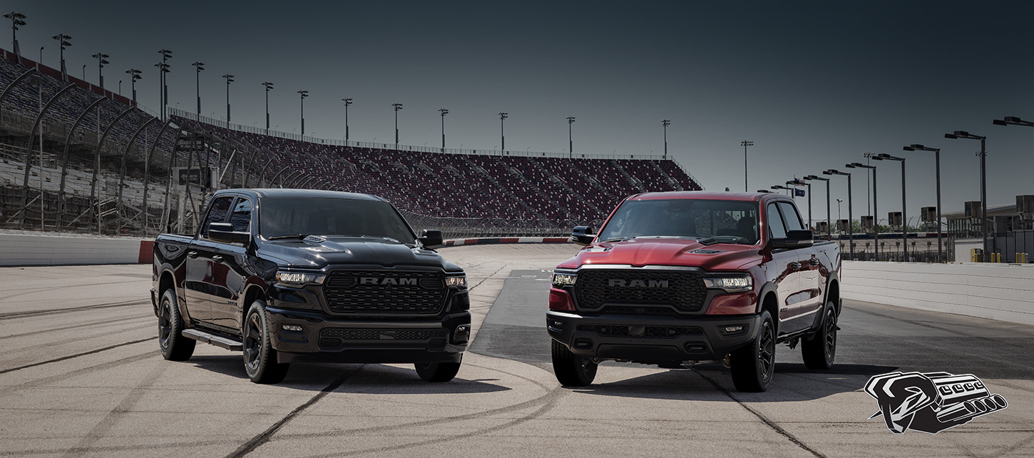 Dos camionetas Ram estacionadas en una pista de carreras. A la izquierda, una Ram 1500 Black Express 4x4 Crew Cab 2026 negra y, a la derecha, una Ram 1500 Rebel 4x4 Crew Cab 2026 roja. En la esquina inferior derecha, una ilustración negra y blanca de un motor Hemi con una cabeza de carnero en el frente.