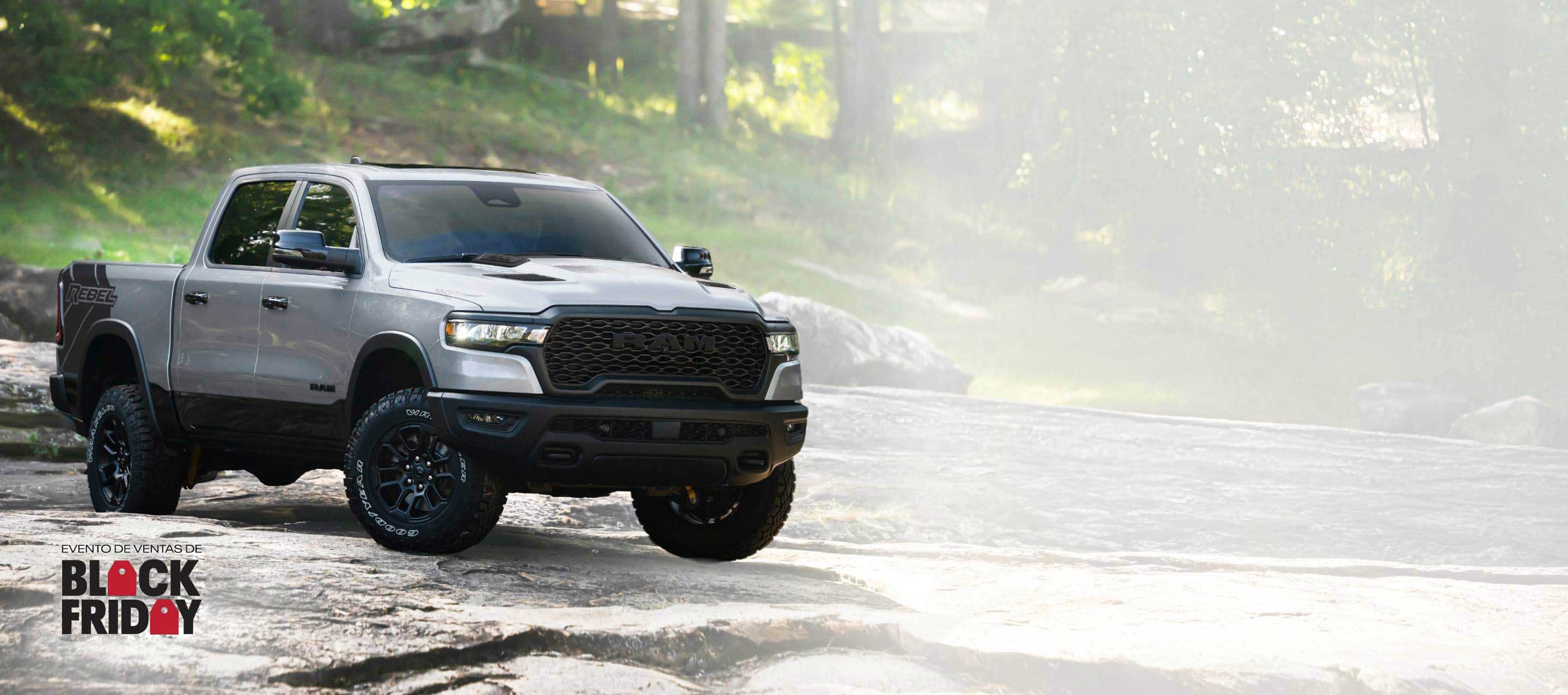 Una Ram 1500 Rebel 4x4 Crew Cab 2026 plateada recorriendo un sendero irregular fuera de carretera. El mejor tren motriz de camionetas de tamaño completo de los Estados Unidos. Evento de ventas del Black Friday.