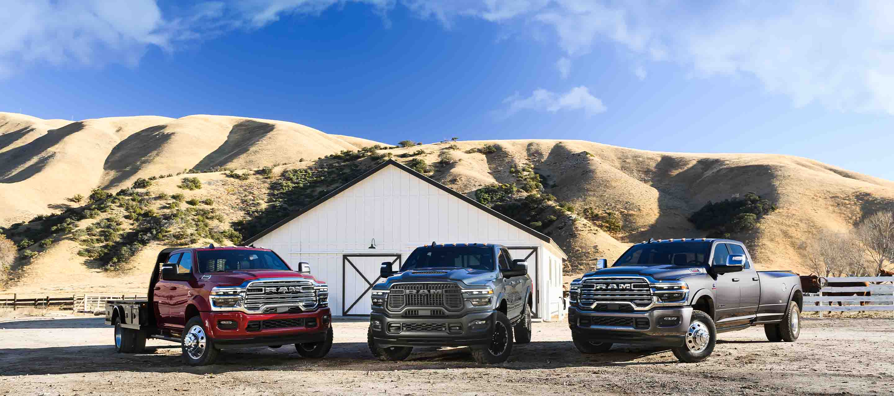 Tres camionetas de la marca Ram 2025. De izquierda a derecha: una Ram Laramie Chassis Cab Crew Cab roja con una mejora de plataforma, una Ram 2500 Rebel Crew Cab azul y una Ram 3500 Limited Longhorn Crew Cab gris.