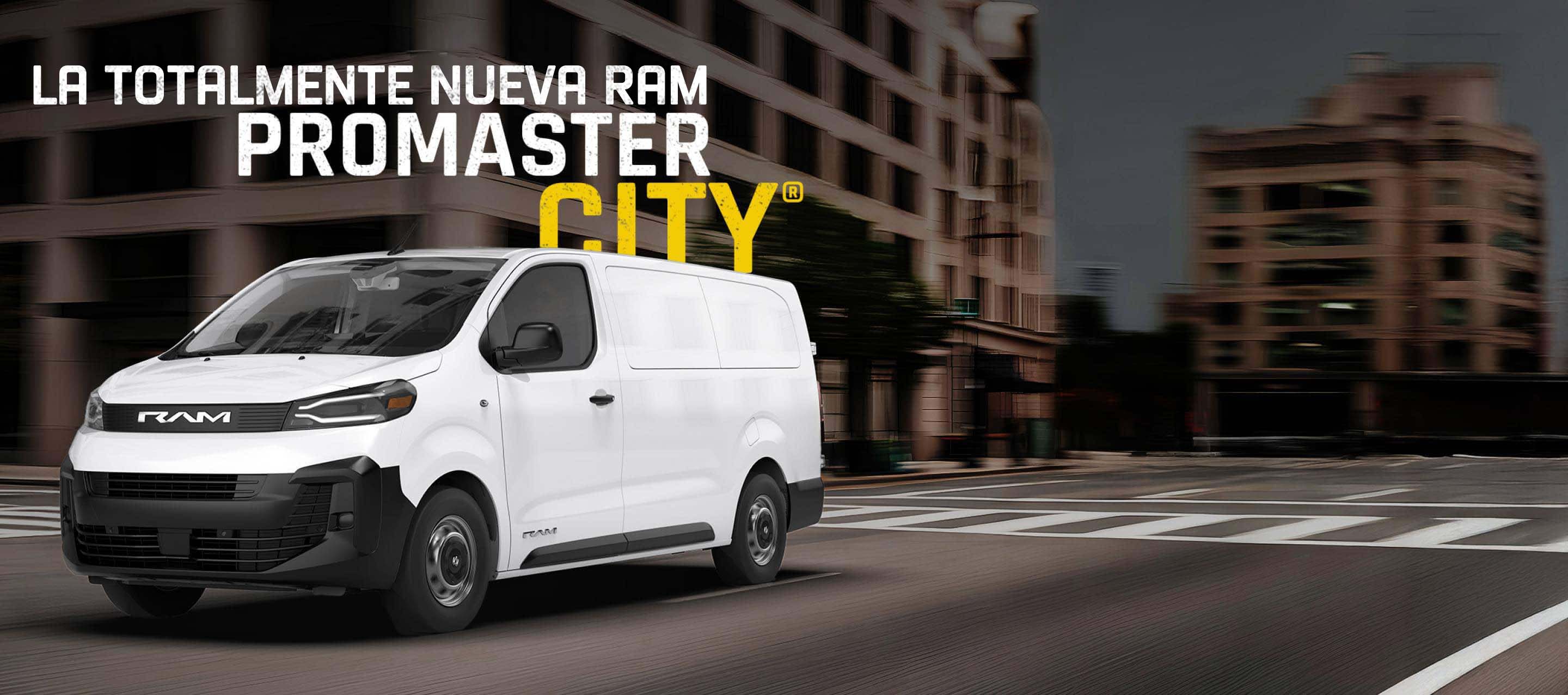 Una cargo van Ram ProMaster City Tradesman 2027 blanca circulando por una intersección en una calle de la ciudad. Nueva Ram ProMaster City.