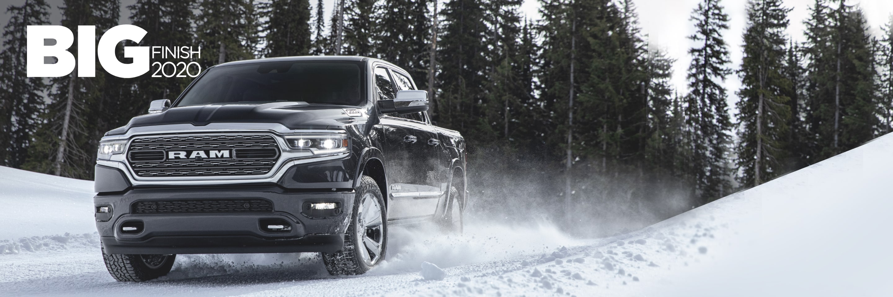 El logo Gran final 2020 y una Ram 1500 Limited 2021 andando a través de la nieve en una zona boscosa.