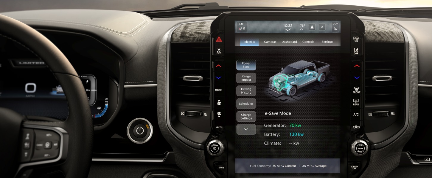La pantalla táctil Uconnect en una Ram 1500 Rev Crew Cab 2027 muestra el flujo de energía en la página para vehículos eléctricos e incluye opciones para impacto en la autonomía, historial de conducción, programaciones y configuración de carga.