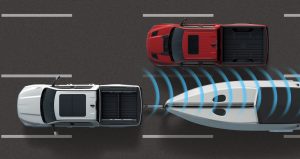 Una representación de una Ram 1500 remolcando una lancha con barras de sensores que emanan de la parte trasera y se extienden a lo largo de la lancha.
