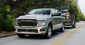 La RAM 1500 remolcando una lancha a motor en una carretera.