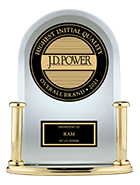 El premio de mayor calidad inicial general 2021 presentado a Ram por J.D. Power.
