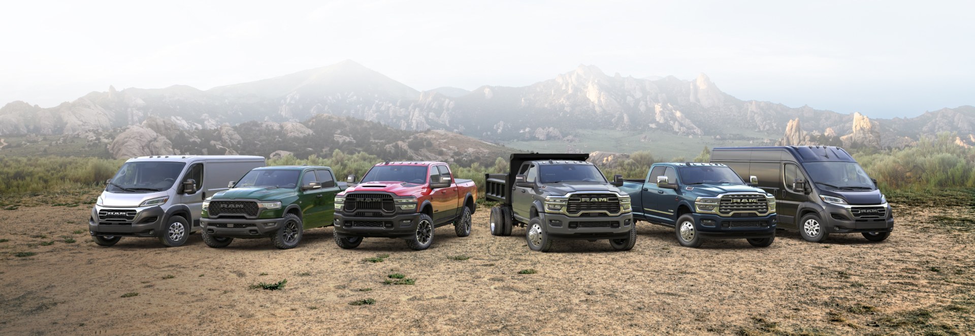 La línea Ram 2026: una Ram ProMaster 2500 SLT Standard Roof Cargo Van blanca, una Ram 1500 Rebel 4x4 Crew Cab verde, una Ram 2500 Rebel 4x4 Crew Cab roja, una Ram 4500 Big Horn Chassis Cab Crew Cab con mejora de carrocería volcadora ​​​​​​​gris, una Ram 3500 Limited 4x4 Crew Cab azul y una Ram ProMaster 3500 SLT Plus High Roof Cargo Van negra; todas estacionadas una al lado del otra en la cima de una colina.
