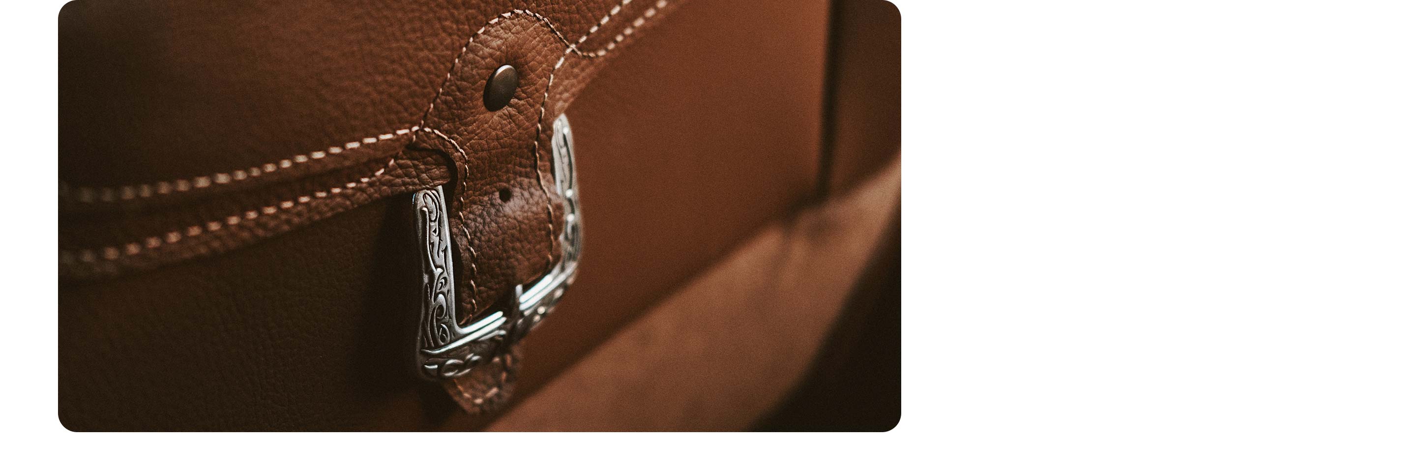 Primer plano del detalle de la hebilla en tono plateado presente en el bolsillo trasero del asiento del conductor color Mountain Brown, de la Ram 1500 Limited Longhorn 10th Anniversary Edition 2021.