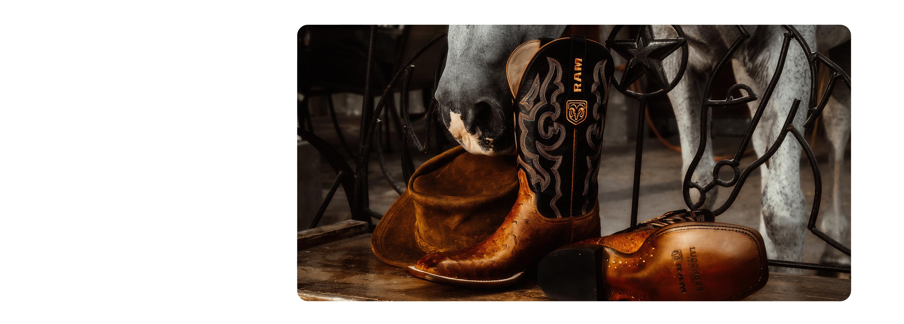 Primer plano de una bota de vaquero de cuero labrado detalladamente, adornada con el logo Ram's Head y la marca Ram.