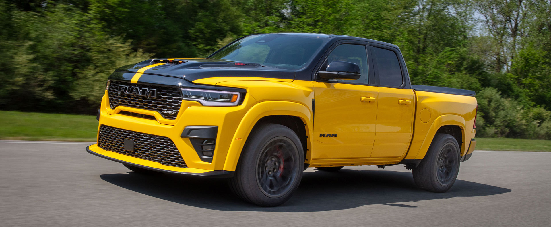 Una Ram 1500 Rumble Bee SRT 2027 amarilla.