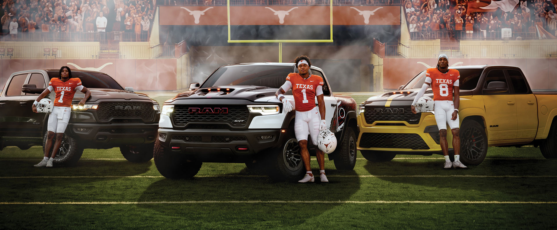 Tres jugadores de fútbol americano de los Texas Longhorns aparecen de pie en un campo de fútbol americano, cada uno frente a uno de los tres modelos diferentes: Ram 1500 Rebel, Ram 1500 TRX SRT y Ram 1500 Rumble Bee. De izquierda a derecha se ve una vista de tres cuartos de una Ram 1500 Rebel en Ceramic Gray; en el centro, una toma frontal de tres cuartos de una Ram 1500 TRX SRT Bloodshot Night Edition; y a la derecha, una vista de tres cuartos de una Ram 1500 Rumble Bee SRT en Rumble Bee Yellow.