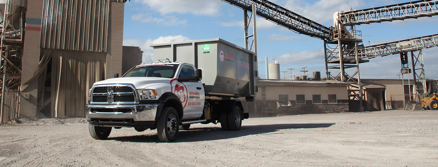 Una Ram 5500 Chassis Cab 2018 con la mejora de una camioneta volcadora luce una calcomanía de Red Dog Dumpsters.