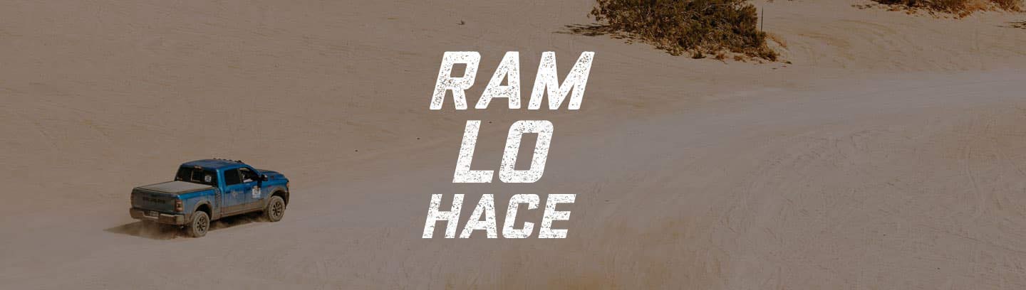 Ram lo hace. Toma amplia desde arriba de la Ram 2500 Power Wagon 2020 Hydro Blue que Nena Barlow y Tana White usaron en el Rebelle Rally. La conducen en arena en el desierto.