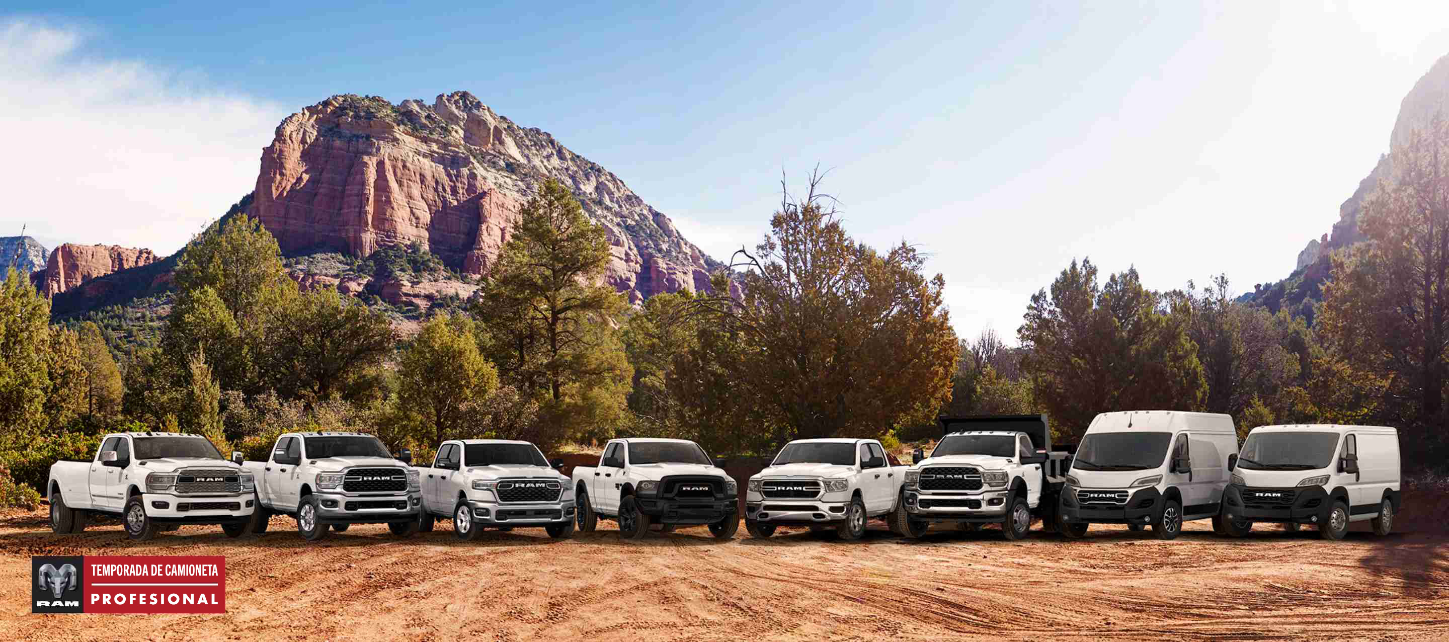 La línea de la marca Ram, toda de blanco, con los vehículos estacionados uno al lado del otro en un claro, con montañas de fondo. De izquierda a derecha: una Ram 3500 Limited Crew Cab 2024, una Ram 2500 Big Horn Crew Cab 2024, una Ram 1500 Big Horn Crew Cab 2025, una Ram 1500 Classic Warlock Quad Cab 2024, una Ram 1500 Tradesman Crew Cab 2024, una Ram 5500 Tradesman Chassis Cab Regular Cab con mejora de carrocería volcadora, una Ram ProMaster 1500 SLT+ High Roof Cargo Van 2024 y una Ram ProMaster 1500 Tradesman Standard Roof Cargo Van 2024. Temporada de camionetas profesionales.