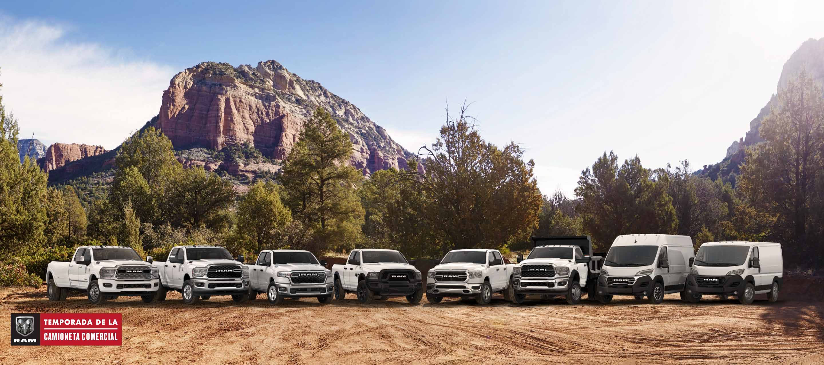 La línea de la marca Ram, toda de blanco, con los vehículos estacionados uno al lado del otro en un claro, con montañas de fondo. De izquierda a derecha: una Ram 3500 Limited Crew Cab 2024, una Ram 2500 Big Horn Crew Cab 2024, una Ram 1500 Big Horn Crew Cab 2025, una Ram 1500 Classic Warlock Quad Cab 2024, una Ram 1500 Tradesman Crew Cab 2024, una Ram 5500 Tradesman Chassis Cab Regular Cab con mejora de carrocería volcadora, una Ram ProMaster 1500 SLT+ High Roof Cargo Van 2024 y una Ram ProMaster 1500 Tradesman Standard Roof Cargo Van 2024. Temporada de camionetas comerciales Ram.