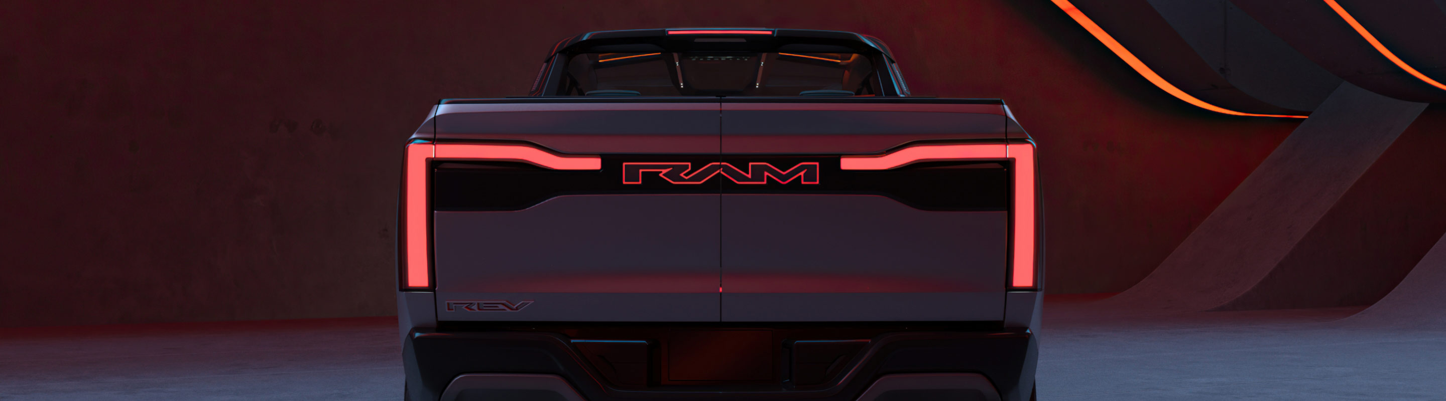 Una vista trasera de la Ram Revolution Concept en un estudio con un diseño de escenario e iluminación teatrales.
