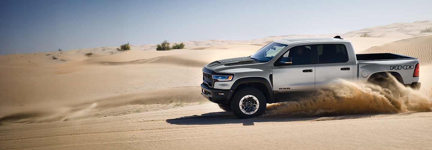 Una camioneta Ram 1500 RHO circulando por el desierto.