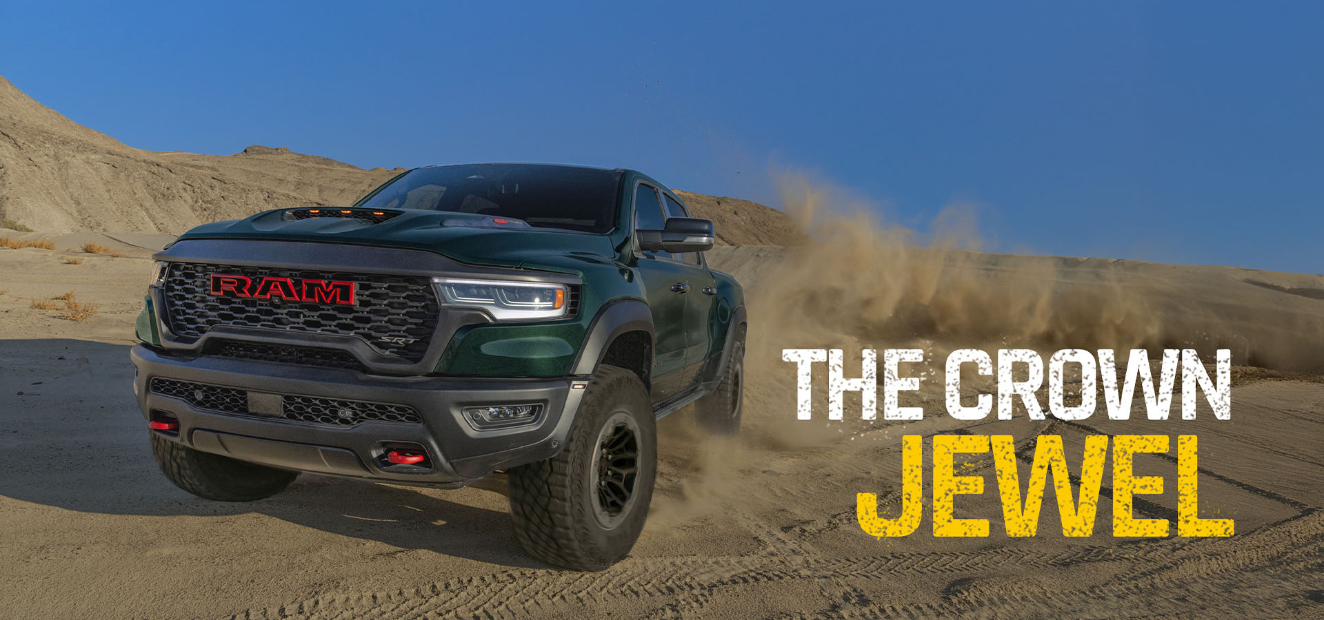 Una Ram 1500 TRX SRT 4x4 Crew Cab 2027 verde circulando por el desierto, levantando arena mientras avanza. El tesoro más valioso.