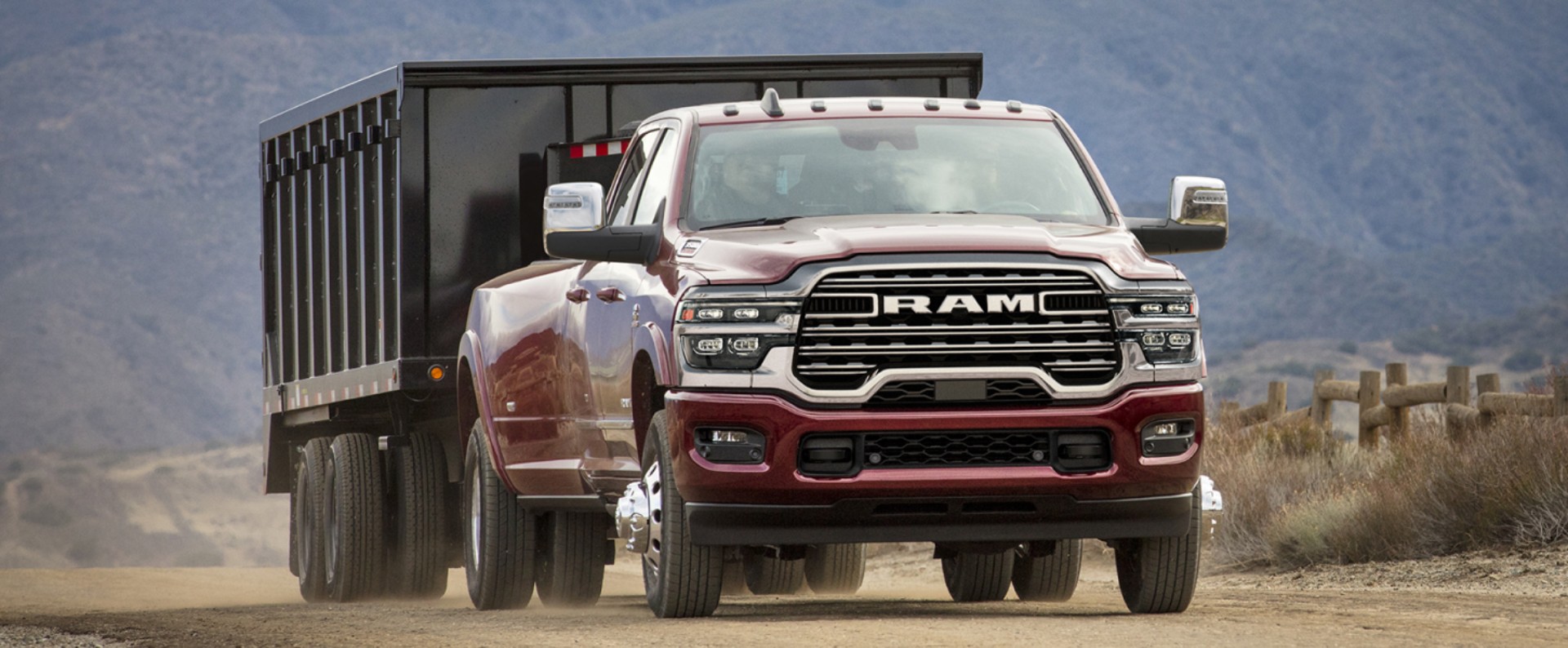 Una Ram 3500 Limited 4x4 Crew Cab 2025 remolcando una caja cerrada.
