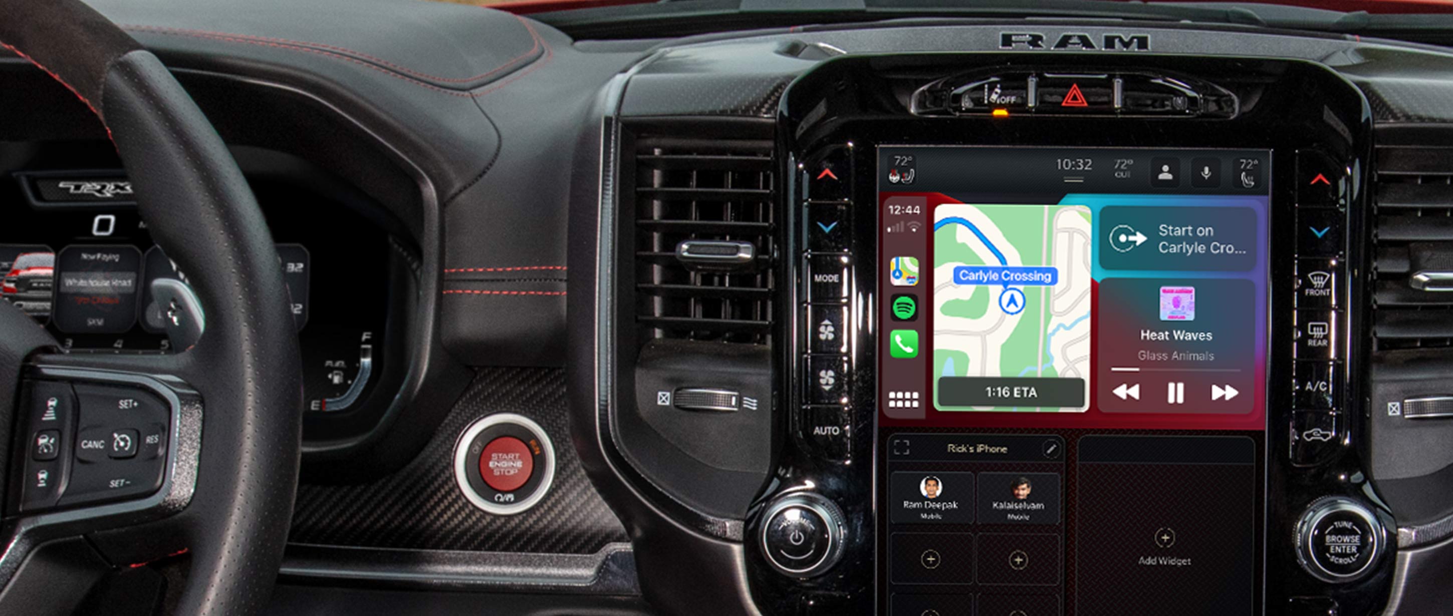 La pantalla táctil de Uconnect en una Ram 1500 TRX 2024, en la que se muestra un mapa de navegación, indicaciones de ruta, y el artista y el título de la canción de música que se está reproduciendo.