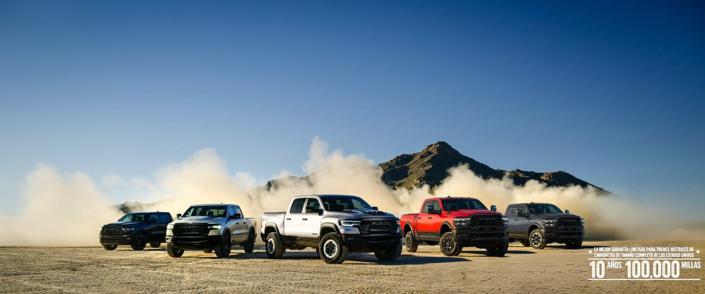 Una toma grupal de cinco camionetas Ram 2025 en un escenario desértico.